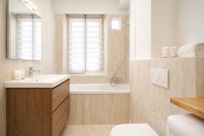 Badewanne, Haartrockner, Handtücher