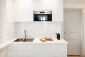 Fridge, microwave, oven, stovetop - Spacious family flat -  Eiffel Tower (Paris)