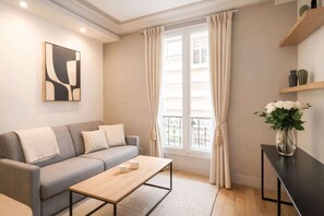 TV, offices - Spacious family flat -  Eiffel Tower (Paris)