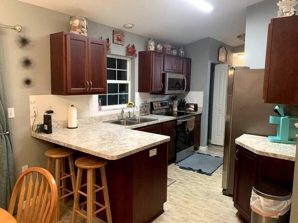 Réfrigérateur, micro-ondes, four, plaque de cuisson