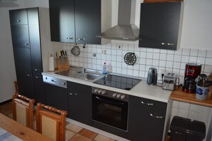 Réfrigérateur, plaque de cuisson, lave-vaisselle, cafetière/bouilloire