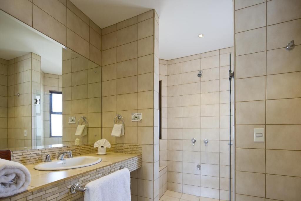 Ducha, secador de pelo, toallas, jabón