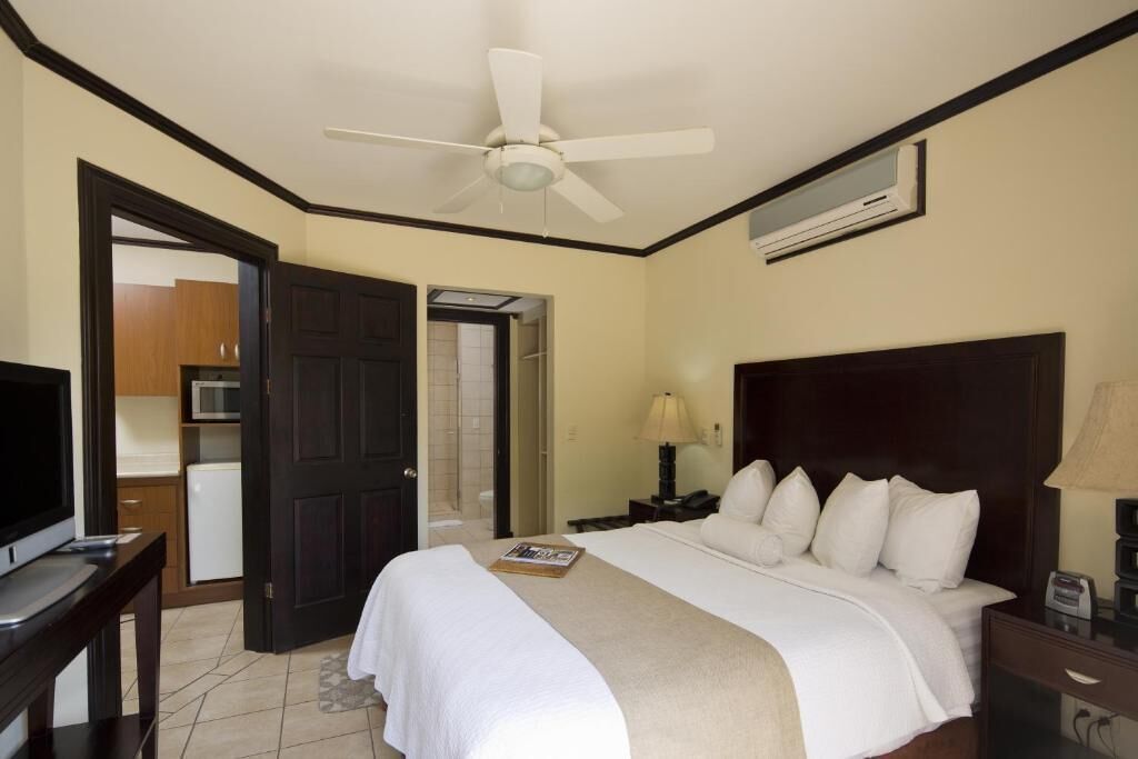 1 habitación, tabla de planchar con plancha y cuna de viaje 