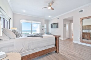 4 bedrooms, desk, travel crib, free WiFi