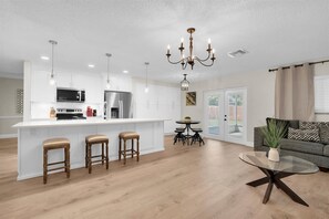 Fridge, microwave, oven, stovetop - NEW* KING Bed/Centrally Located/Near Parks & Beach (Palm Harbor)