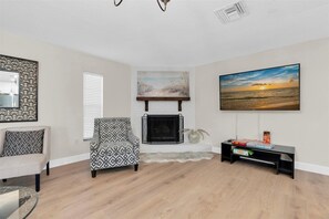 Smart TV - NEW* KING Bed/Centrally Located/Near Parks & Beach (Palm Harbor)