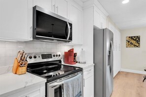 Fridge, microwave, oven, stovetop - NEW* KING Bed/Centrally Located/Near Parks & Beach (Palm Harbor)