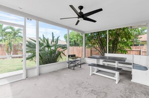 Outdoor dining - NEW* KING Bed/Centrally Located/Near Parks & Beach (Palm Harbor)