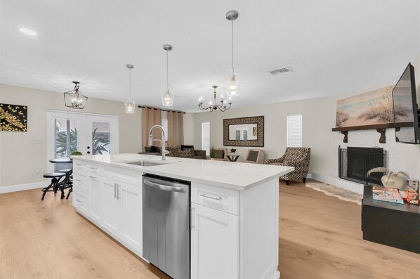 Interior - NEW* KING Bed/Centrally Located/Near Parks & Beach (Palm Harbor)