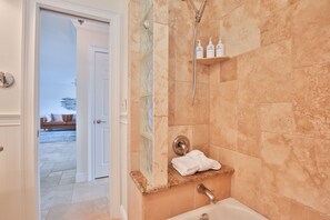 Combined shower/tub, hair dryer, towels