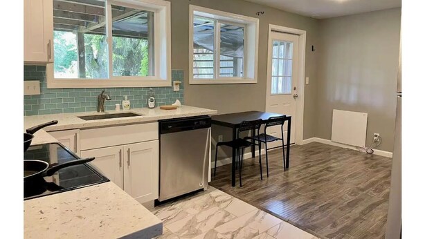 Private kitchen - Kirkland lovely 1 bd 1 bath (ADU) w/ free fast WiFi (Kirkland)