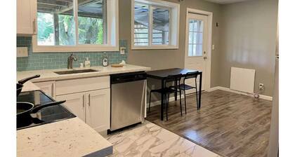 Kirkland lovely 1 bd 1 bath (ADU) w/ free fast WiFi