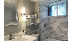 Bathroom - Kirkland lovely 1 bd 1 bath (ADU) w/ free fast WiFi (Kirkland)