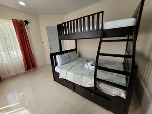 3 عدّة غرف نوم وخزنة داخل الغرفة وواي فاي مجانًا وملاءات أسرّة