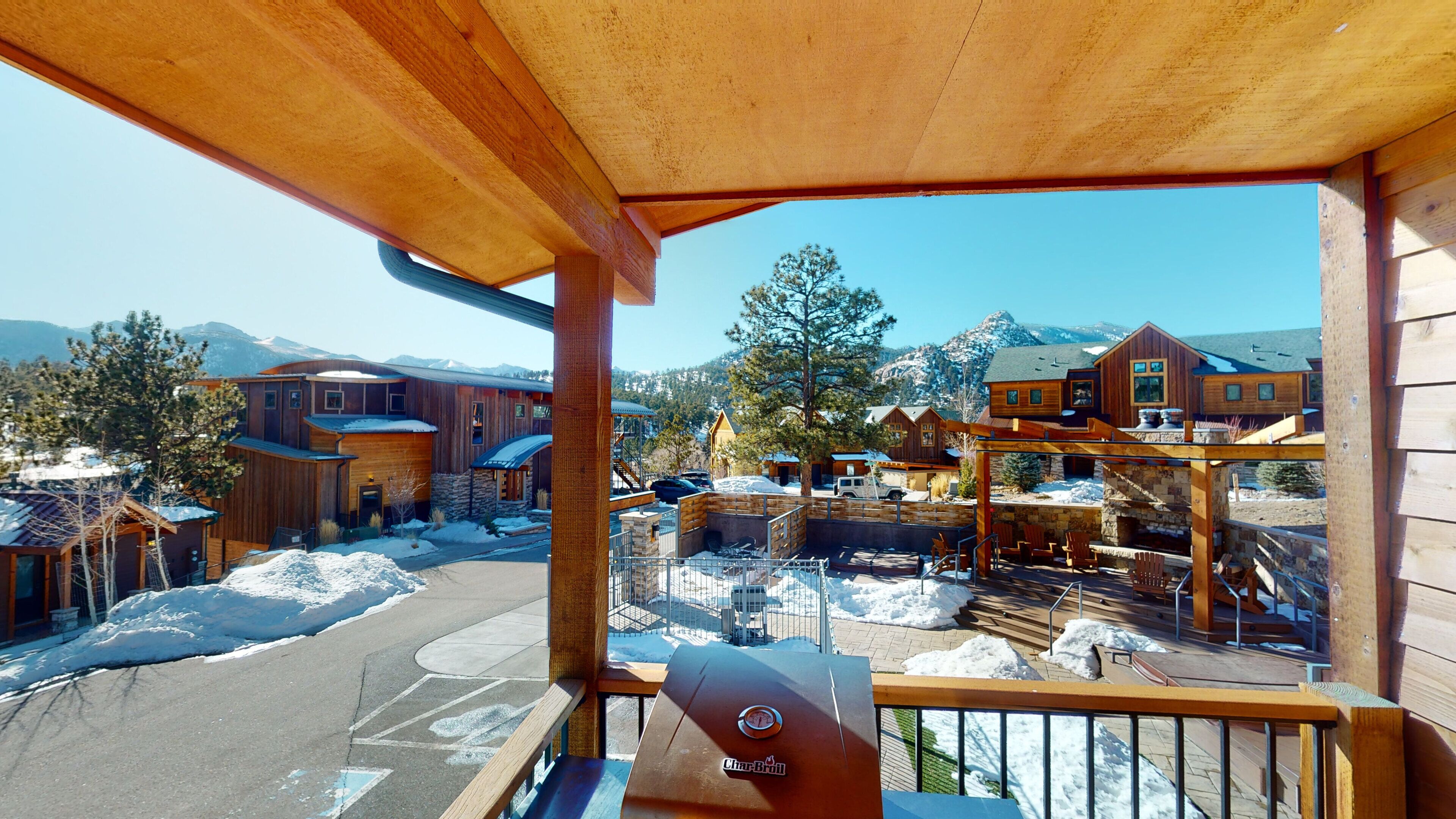 Beautiful 3 bedroom, 3.5 Bath Townhouse with amazing view of Long's Peak! Minute