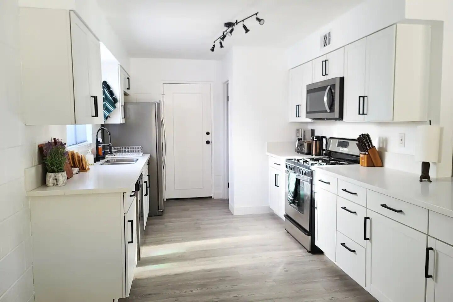 Refrigerador, microondas, horno y parrilla de estufa 