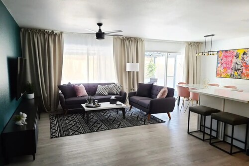 Stylish 3BR house next to Airport & Strip!