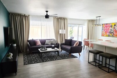 Stylish 3BR house next to Airport & Strip!