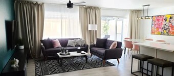 Stylish 3BR house next to Airport & Strip!