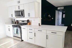 Frigorifero, microonde, forno, piano cottura