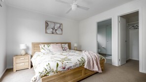 3 slaapkamers, een strijkplank/strijkijzer, gratis wifi, beddengoed