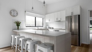 Réfrigérateur, four à micro-ondes, un four, surface de cuisson