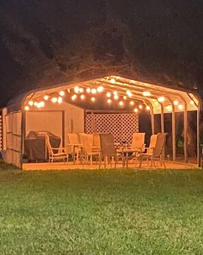 Outdoor dining - Professor Rousseau's Tiki Hideaway (Crystal River)