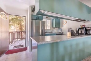 冷蔵庫、電子レンジ、オーブン、コンロ