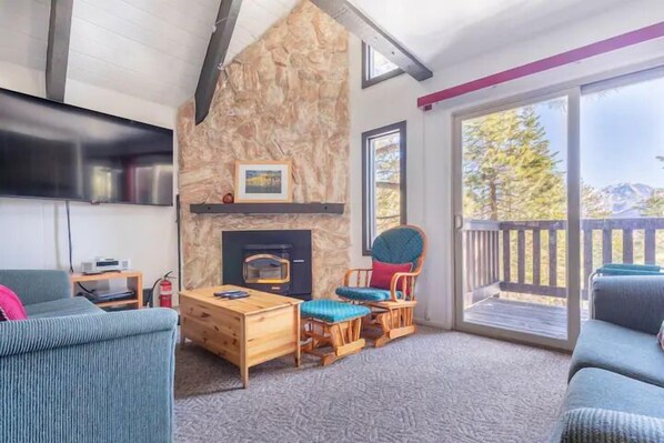 スマートテレビ、暖炉、テーブルサッカー台、卓球台