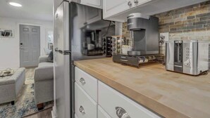 Eine moderne Küche mit einem Edelstahl-Kühlschrank, einer Kaffeemaschine und einem Toaster.