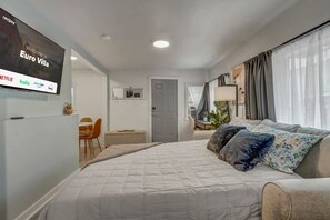 1 chambre, bureau, fer et planche à repasser, lit de bébé portatif
