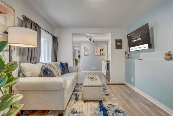 TV, offices - Euro Villa! Walkable Location w/ Scenic Views (Colorado Springs)