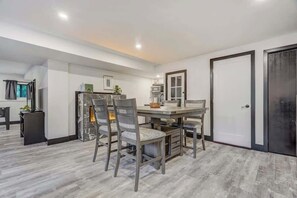 Dining - Oak Hills Loft! King Workspace w Scenic Views (Monument)