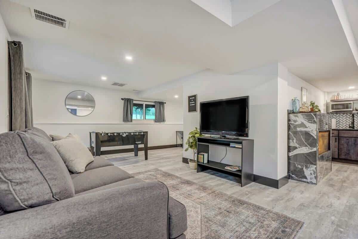 Una televisión, una oficina