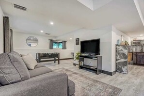 TV, offices - Oak Hills Loft! King Workspace w Scenic Views (Monument)