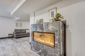 Interior - Oak Hills Loft! King Workspace w Scenic Views (Monument)