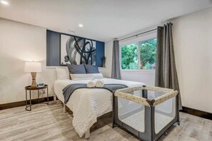 1 bedroom, desk, iron/ironing board, WiFi - Oak Hills Loft! King Workspace w Scenic Views (Monument)