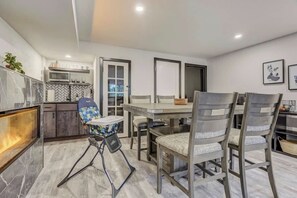 Dining - Oak Hills Loft! King Workspace w Scenic Views (Monument)