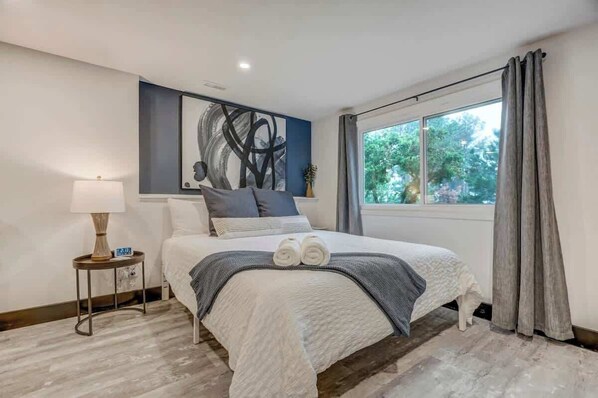 1 bedroom, desk, iron/ironing board, WiFi - Oak Hills Loft! King Workspace w Scenic Views (Monument)