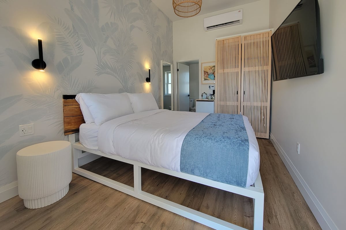 Habitación económica, 1 cama Queen size | Caja de seguridad en la habitación y decoración personalizada