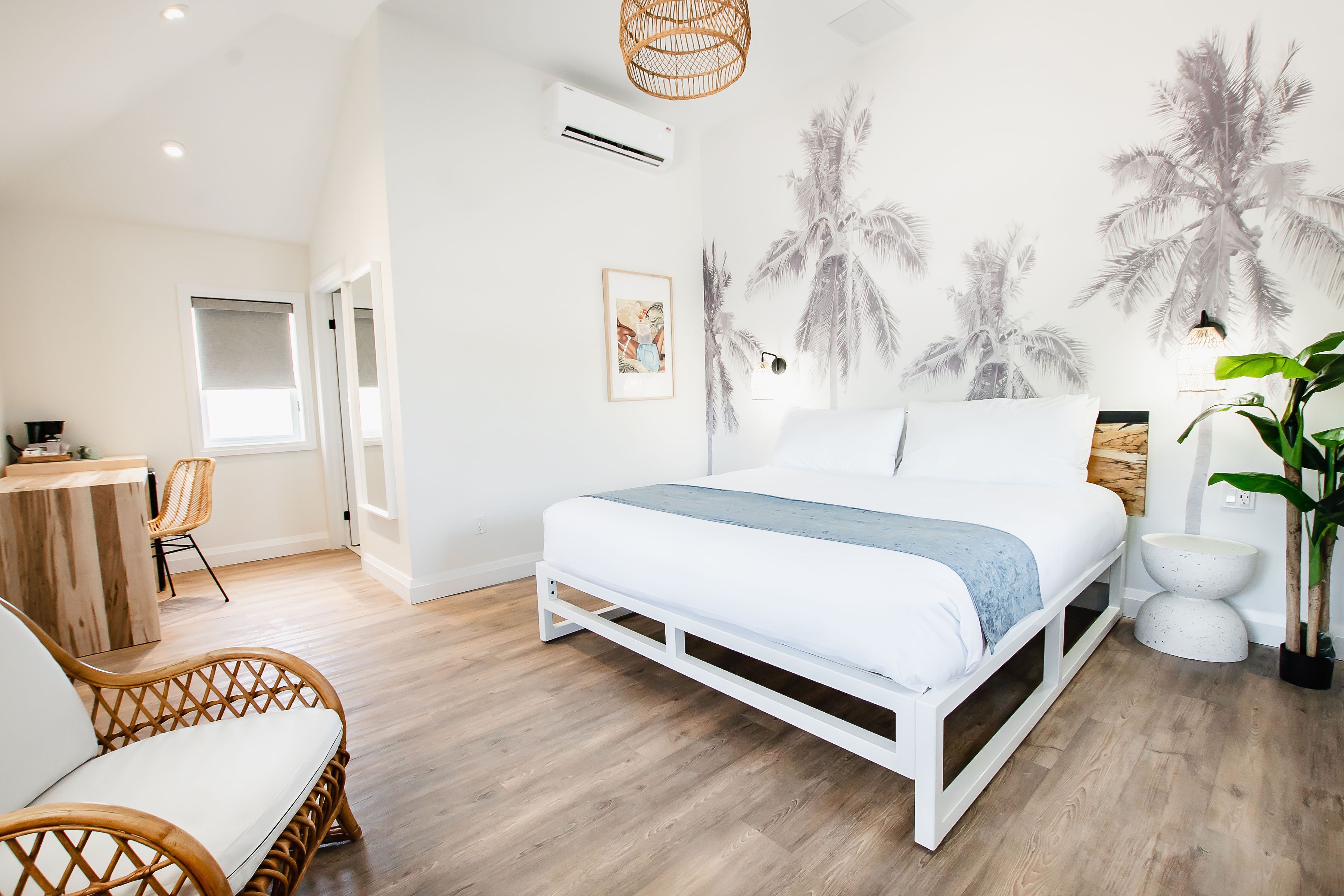 خزنة داخل الغرفة وبديكورات فريدة لكل غرفة ومكواة/لوح كي وواي فاي مجانًا