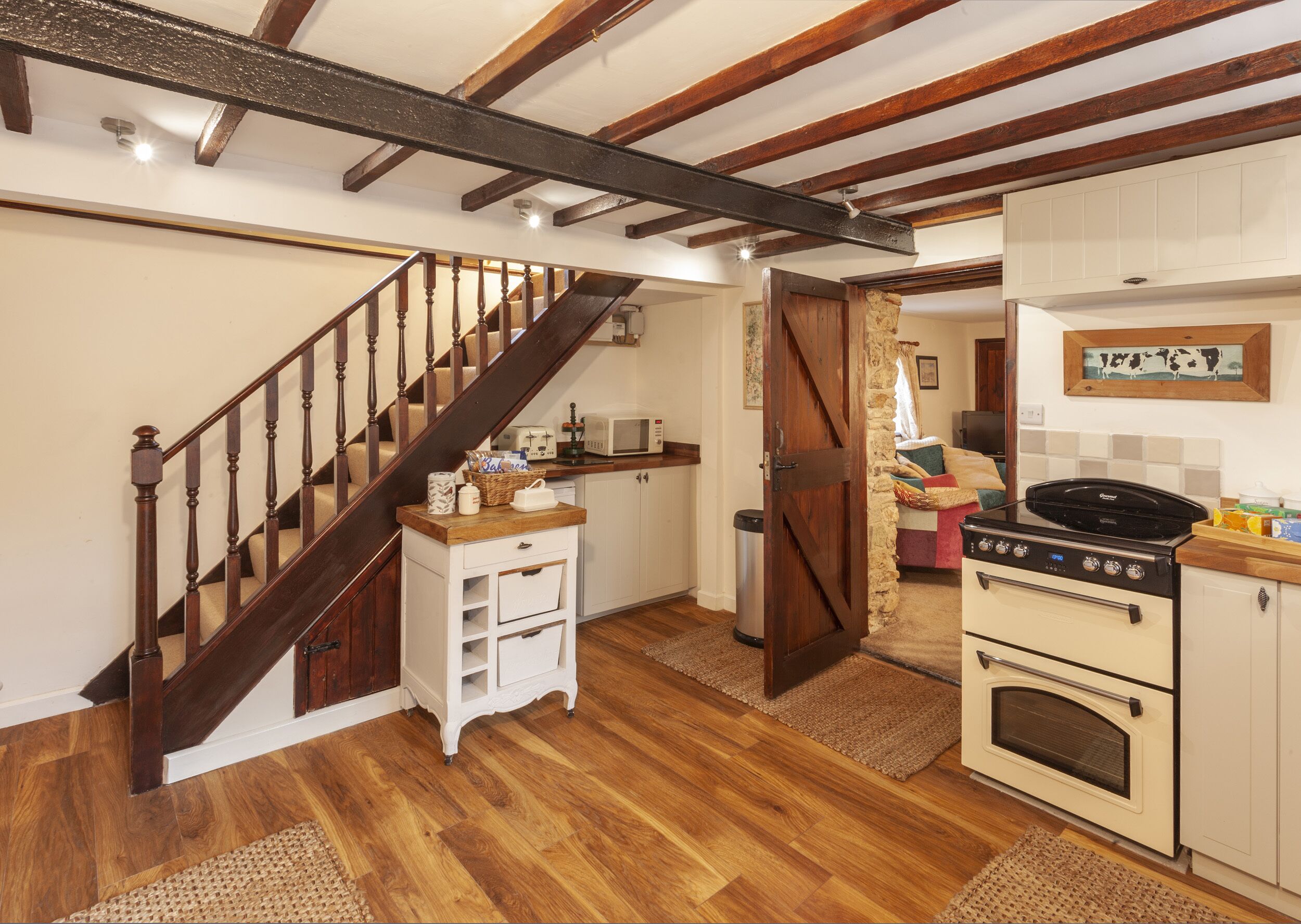 ثلاجة، غسالة أطباق، غلّاية كهربائية، محمصة خبز