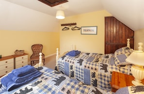 2 quartos, individualmente decorados, individualmente mobiliados