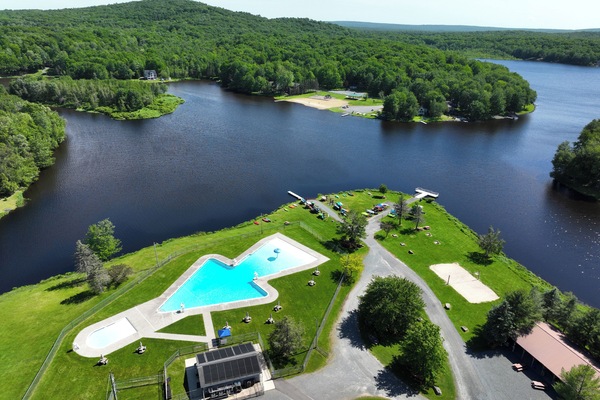 Una piscina al aire libre, una piscina climatizada