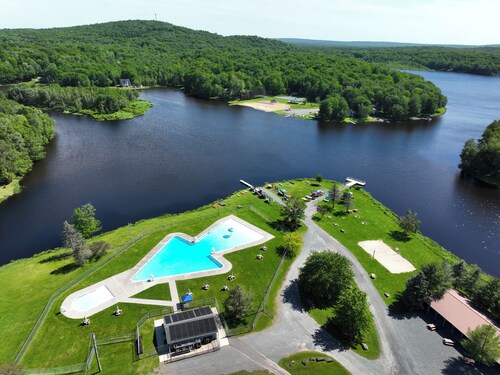 Cozy Modern Cabin • Private • Firepit • Grill • Pools • Walk to Arrowhead Lake