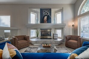 TV, fireplace, video games, books - Sleeps 11 with pool and putting green! (Glendale)