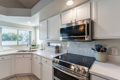 Sleeps 11 with pool and putting green!