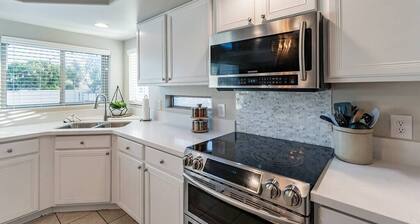 Sleeps 11 with pool and putting green!