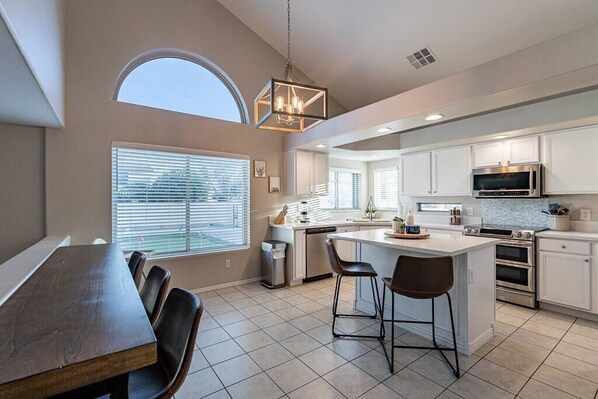 Fridge, microwave, oven, stovetop - Sleeps 11 with pool and putting green! (Glendale)