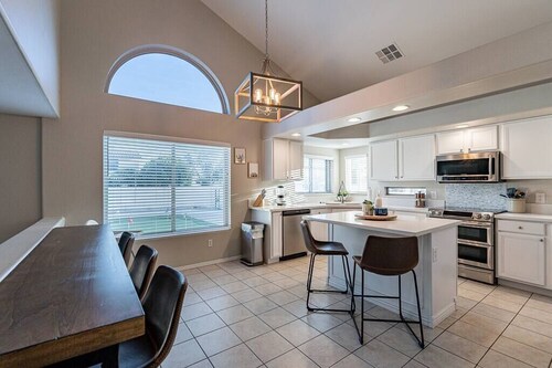 Sleeps 11 w/ heated pool and putting green!
